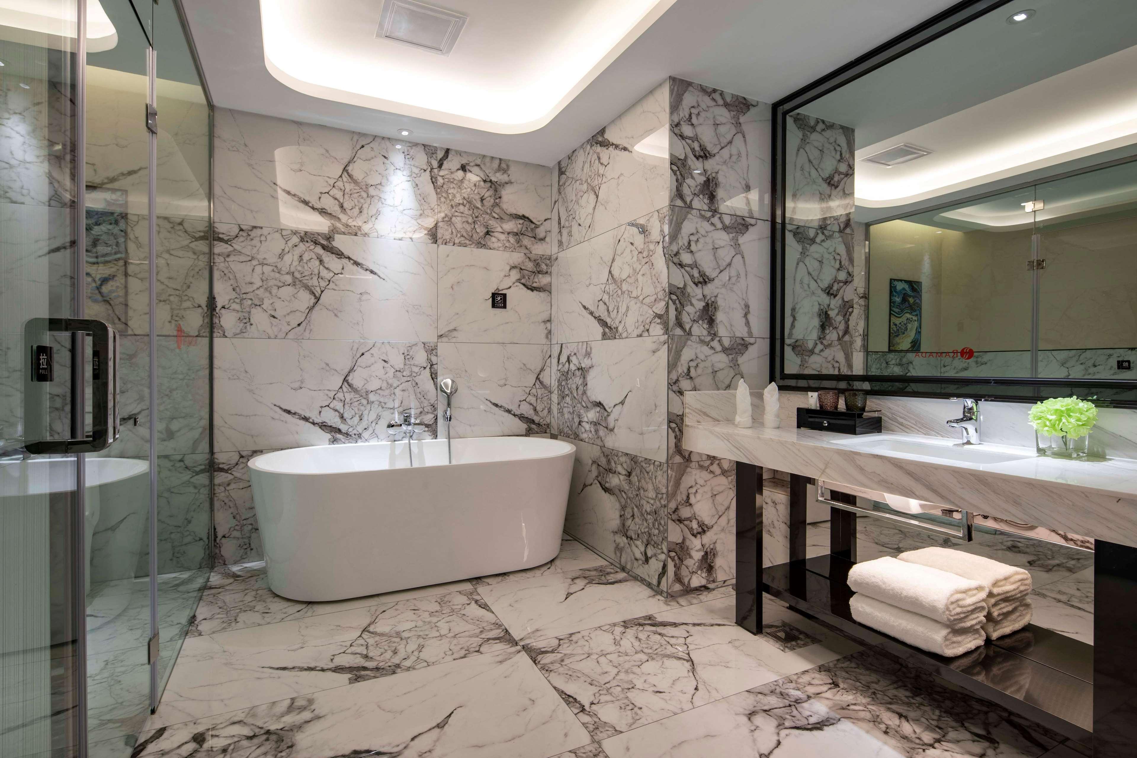 Ramada By Wyndham Mengzi Suites Buitenkant foto