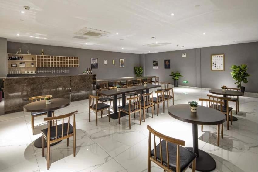 Ramada By Wyndham Mengzi Suites Buitenkant foto