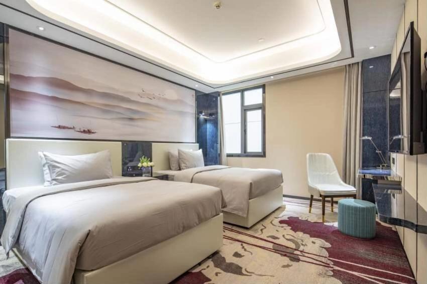 Ramada By Wyndham Mengzi Suites Buitenkant foto