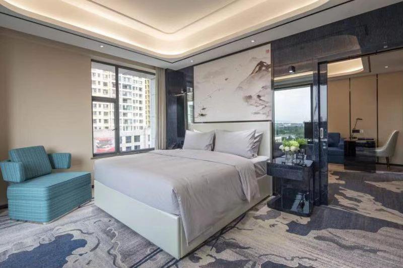 Ramada By Wyndham Mengzi Suites Buitenkant foto