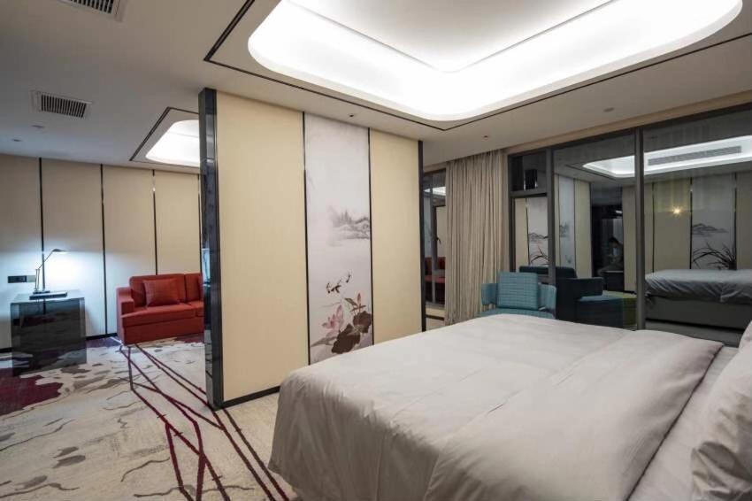 Ramada By Wyndham Mengzi Suites Buitenkant foto